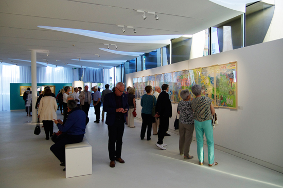 Vue de la galerie du mus&eacute;e Cocteau avec le public admirant la F&eacute;e &eacute;lectricit&eacute; de Raoul Dufy